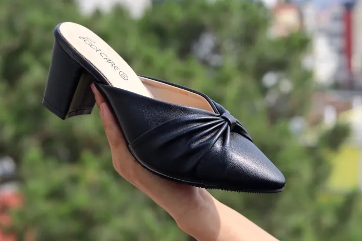 2024 New Genuine Leather Mules Slippers Pointed Toe Thick Med Heels Slippers Pleated Ladies Summer Shoes 1