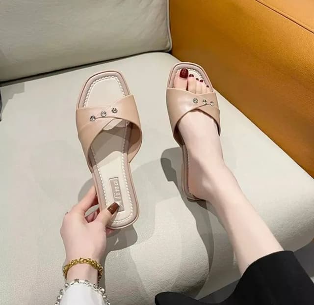 2022 New Womens Low Heel Comfortable Slippers Casual Sandal Fashion Ladies Anti-Slip Rhinestone Outdoor Slippers