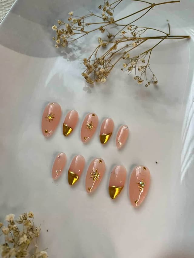 Golden Elegance – Handmade French Tip Press-On Nails