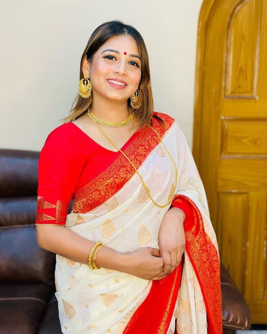 Latest Designer Bollywood Woven Banarasi Jacquard, Art Silk Saree White & Red Color/Multi Color/  Banarasi kanjiavarm paithani Bengali Bollywood patola litchi cotton silk saree | Trendy Party & Festive Wear | Traditional Ethnic Fashion | Buy Online 1