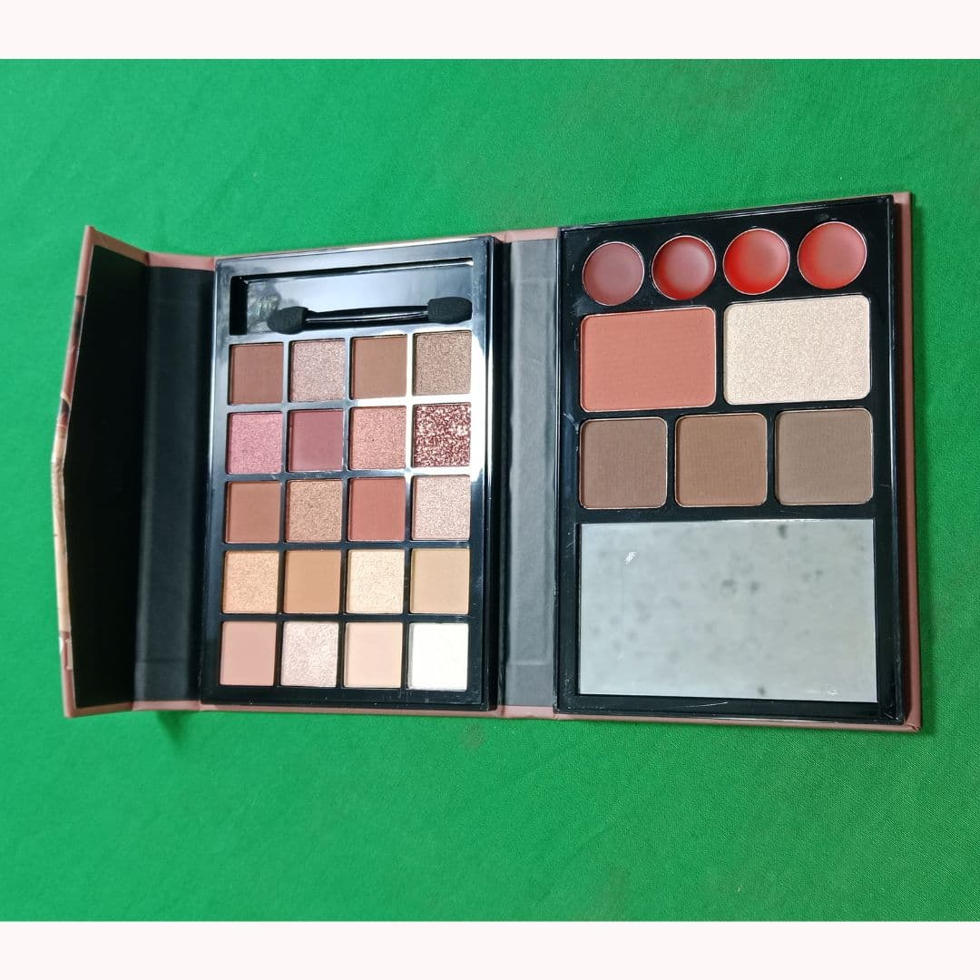 Ultra Glow Eyeshadow Palette 1