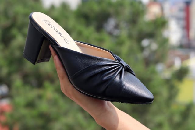 2024 New Genuine Leather Mules Slippers Pointed Toe Thick Med Heels Slippers Pleated Ladies Summer Shoes