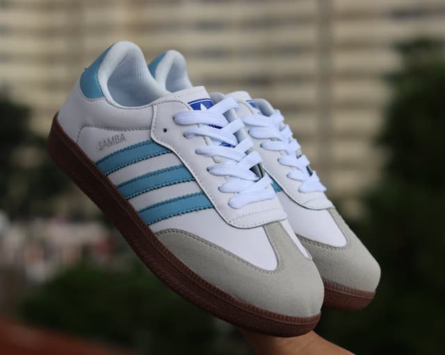 Elegant Leather Retro Sneakers – Women’s Low Top, Lace-Up, Flat Sole, Casual Style