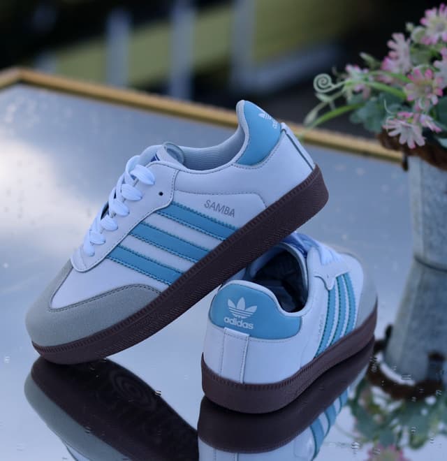 Elegant & Graceful Women’s Leather Retro Sneakers – Low Top, Lace-Up, Flat Sole, Casual Style.