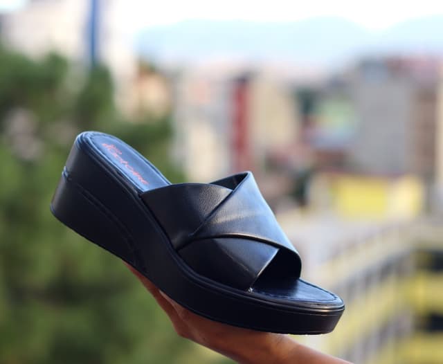 Luxurious Thick Soled Slippers For Women 2024 Summer New Minimalist Temperament Slope Heel Casual Sandals Versatile Outdoor