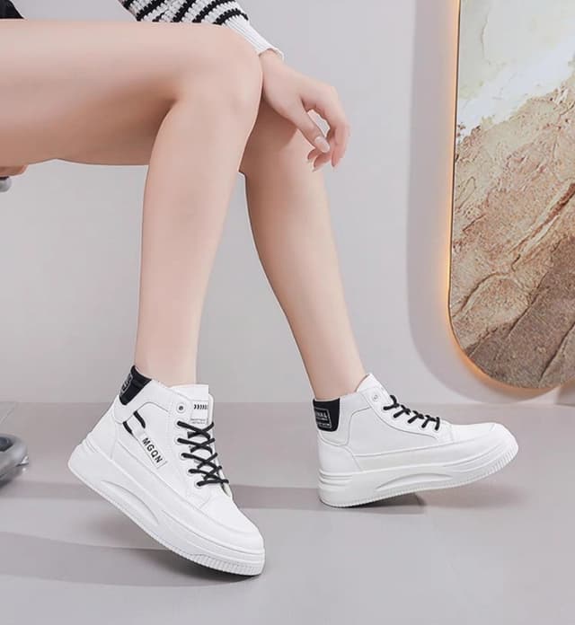 Ladies Korean High Top Sneakers Shoes for Women Breathable Casual Canvas Shoes with round Toe And Flat Sole