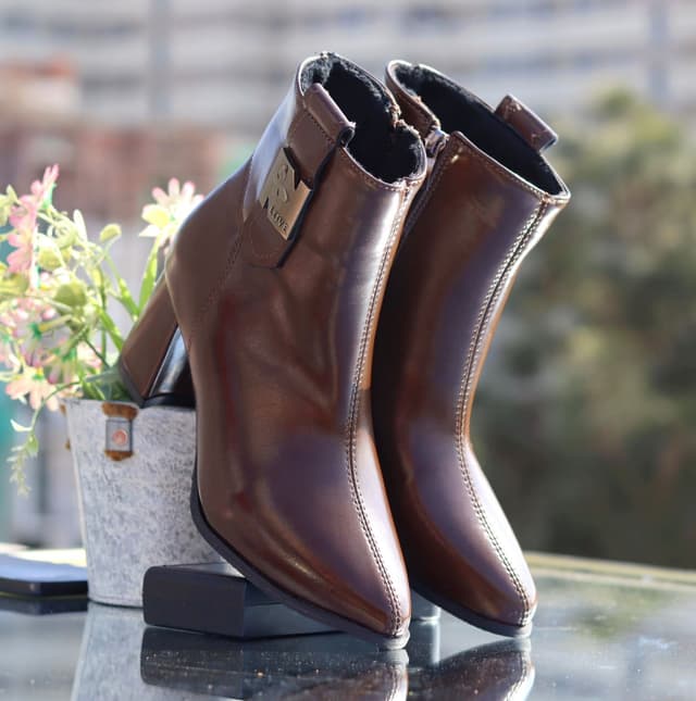 Luxurious 2026 Elegant Women’s Leather Ankle Boots – Graceful Winter Heels with Luxe Charm