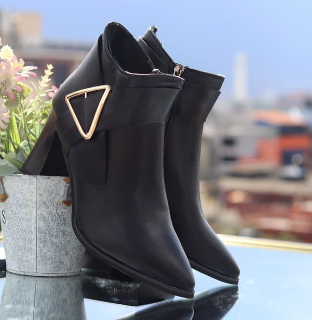 Luxora 2025 Elegant Women’s Leather Ankle Boots – Graceful Winter Heels with English Luxe Charm