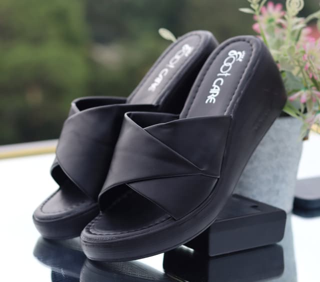 Royal Luxe Women’s Soft Criss-Cross Platform Slides – Elegant Noir