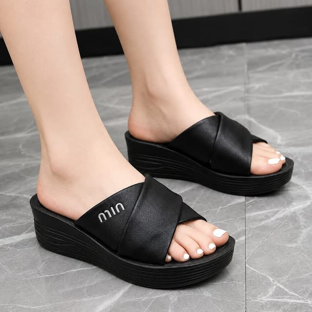 Elegant Women’s Cross-Band Platform Wedge Slide Sandals with Metallic Detail – Classic Black