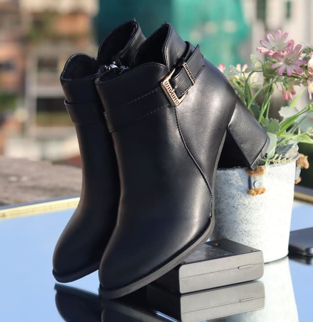 Luxora 2025 Elegant Women’s Leather Ankle Boots – Graceful Winter Heels with English Luxe Charm