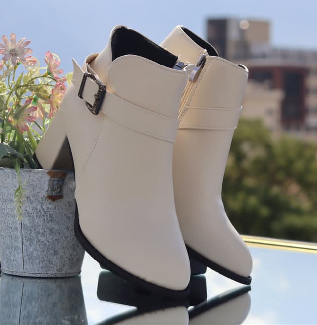 Luxora 2025 Elegant Women’s Leather Ankle Boots – Graceful Winter Heels with English Luxe Charm