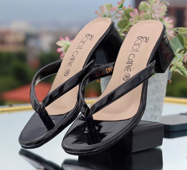LuxeLift Ultra – Glossy Black Toe-Ring Block Heel Sandals with Cushioned Comfort Insole for Effortless All-Day Elegance