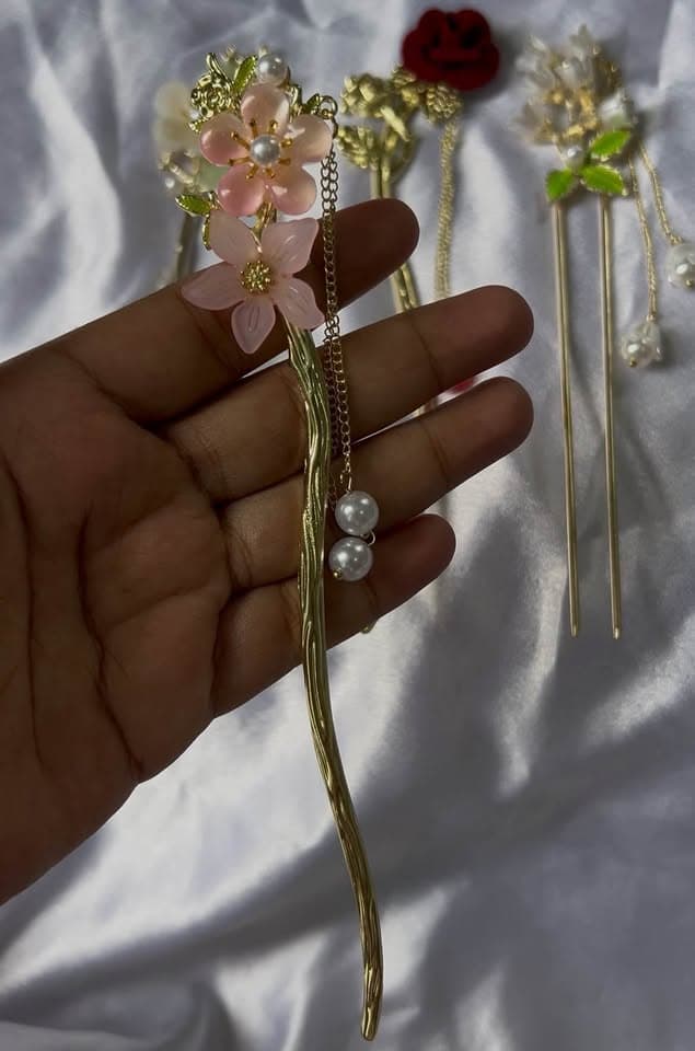 Hair pin flower design