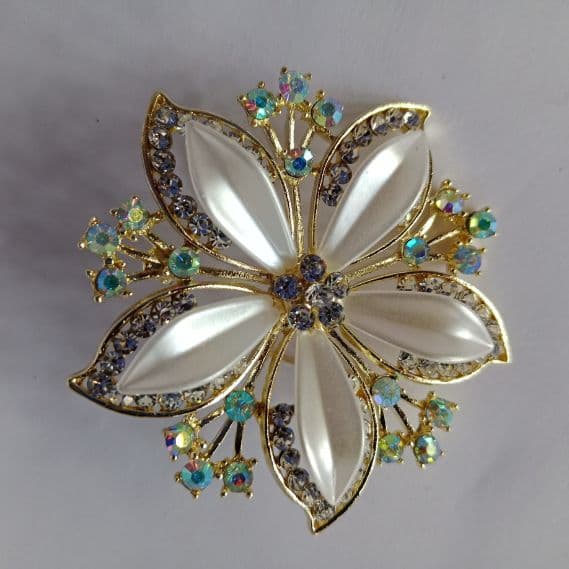 Flower White Water Star Saree Pin, Crystal Brooch for Women Pearl Saree Brooch for Women Girls, Alloy Elegant Suit Brooch Pin for Blouse, Dress, Blazer, Scarf