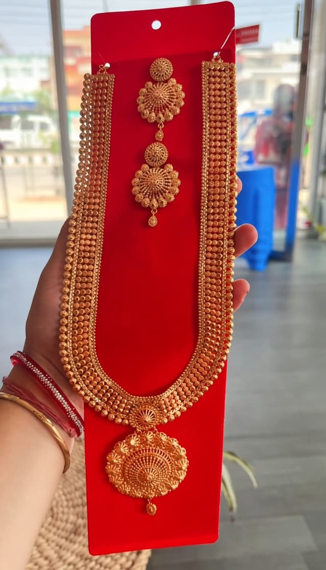 Gold pleated necklace full guarented