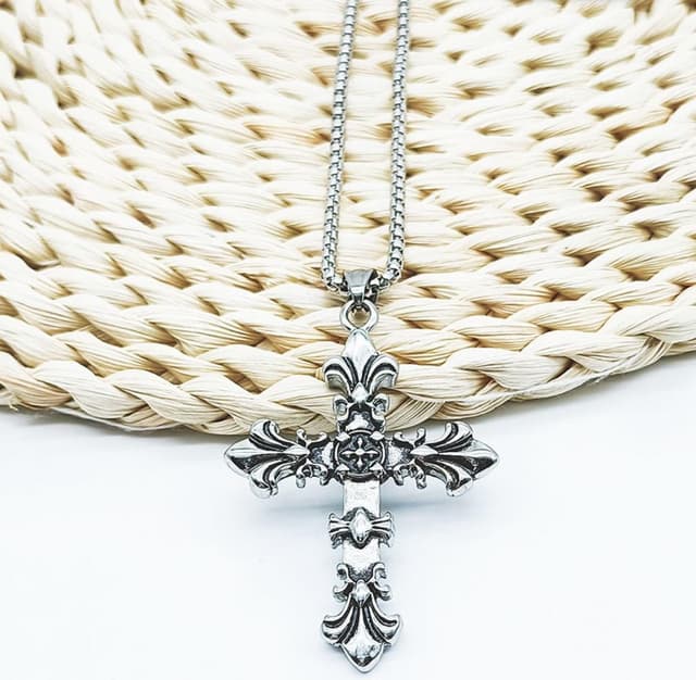 unisex Gothic-style cross pendant necklace