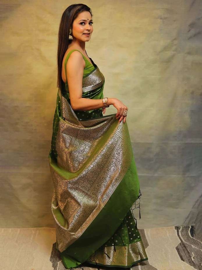 Awafu Woven Kanjivaram Pure Silk, Art Silk Saree With Blouse( Green) 2