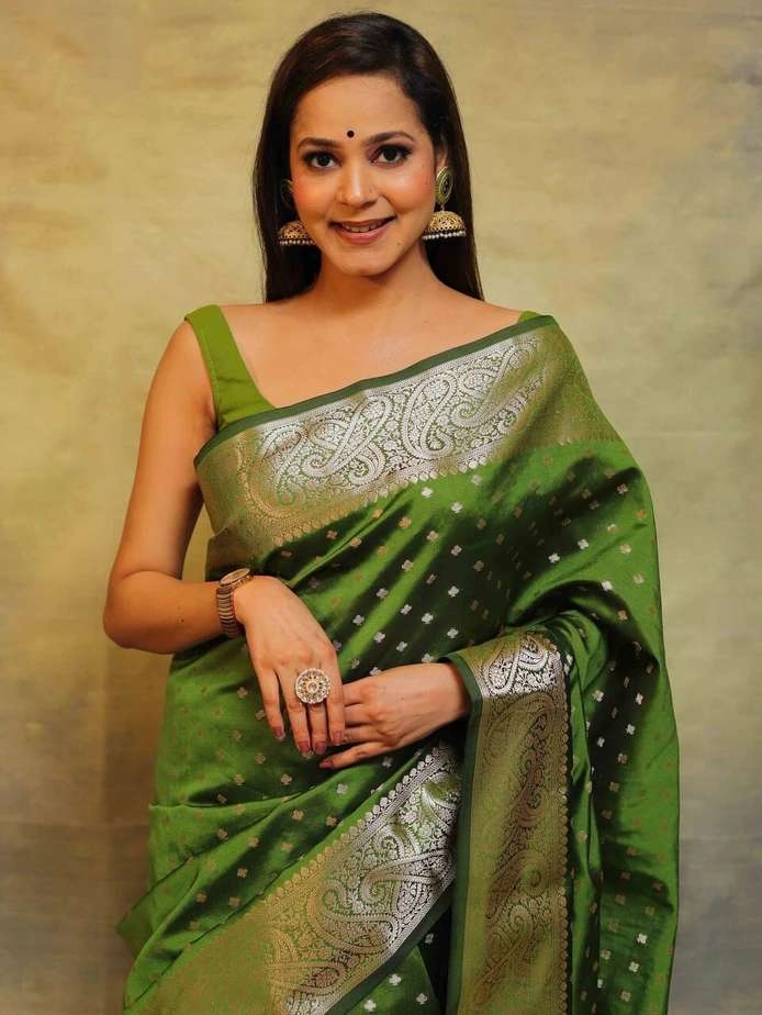 Awafu Woven Kanjivaram Pure Silk, Art Silk Saree With Blouse( Green) 3