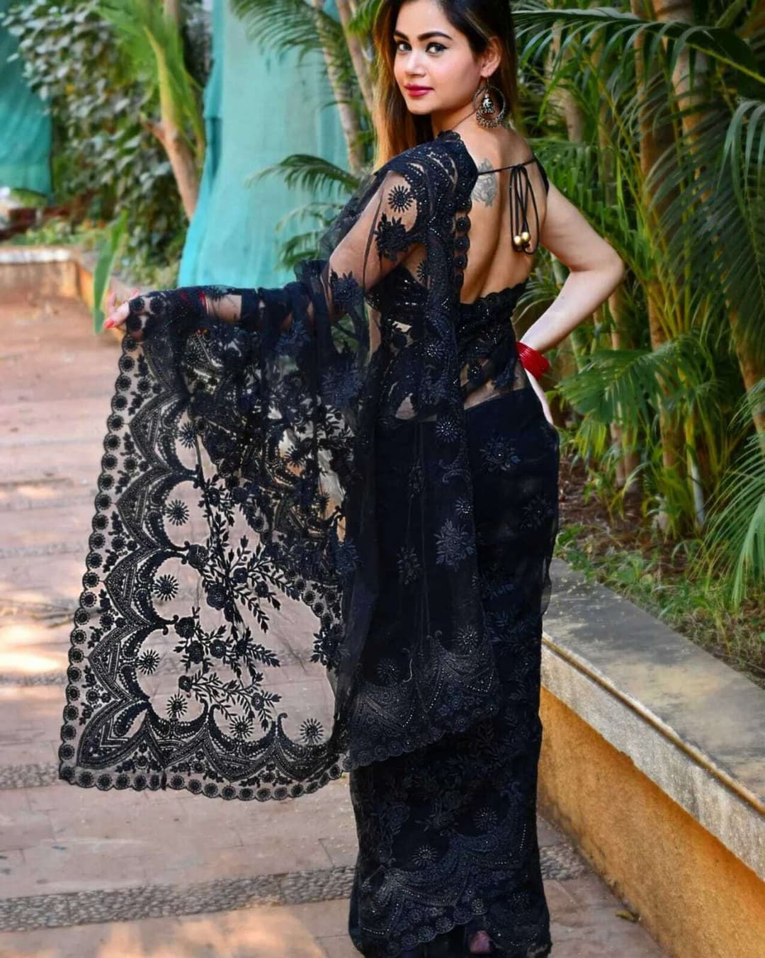 Awafu Embroidered Bollywood Net Saree (Black) 1
