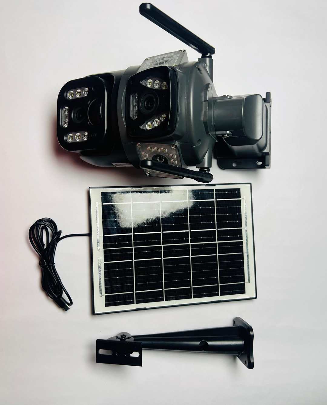 4G V360PRO Solar Outdoor Battery Camera 1080P 10X Zoomable 3 Eyes 2 Pictures CMOS Sensor OEM Available 1